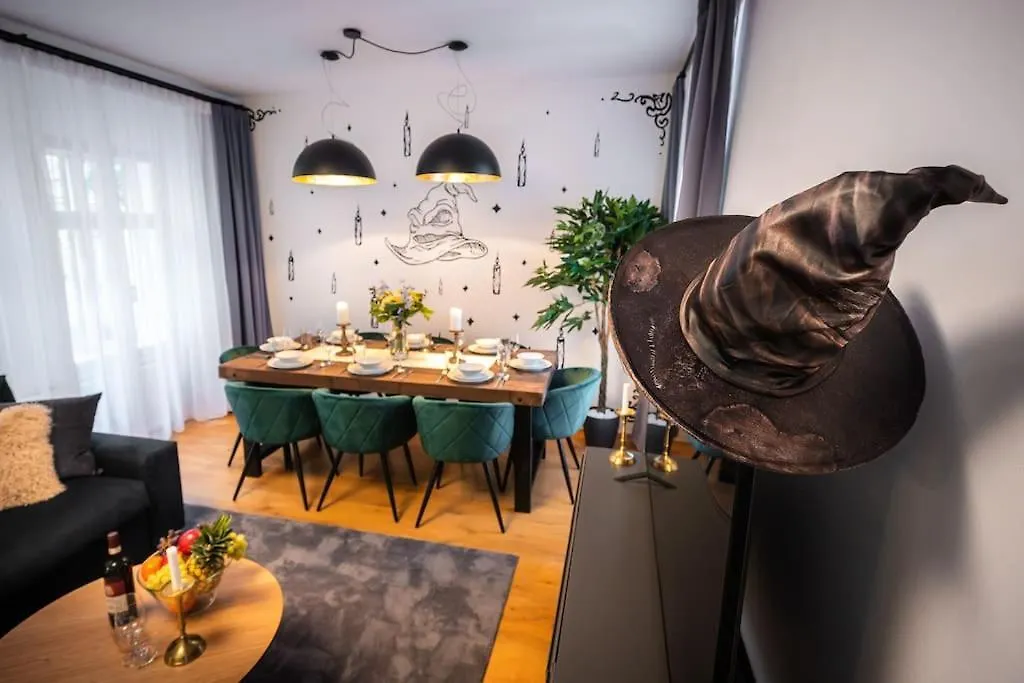 Apartament 4Br & 2,5Bath Harry Potter Old Town And Great Patio Praga 0*,  Czechy