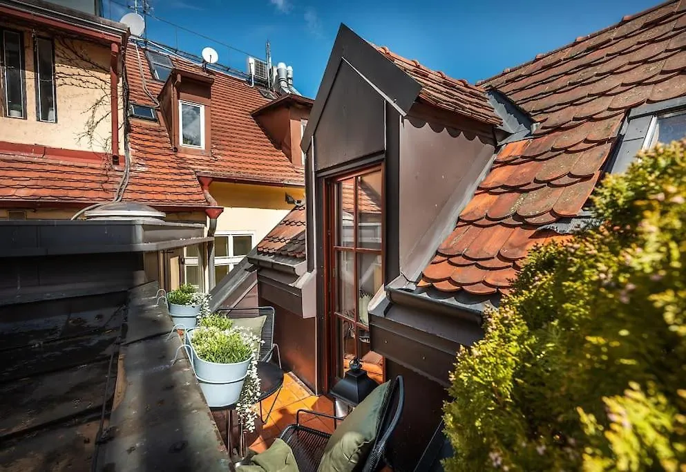 Apartament 4Br & 2,5Bath Harry Potter Old Town And Great Patio Praga 0*,  Czechy